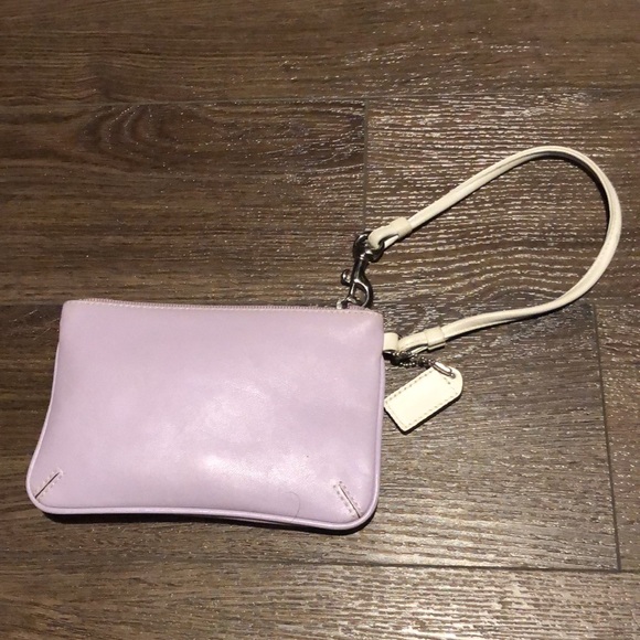Coach lavender wristlet with white hang tag - Picture 4 of 5